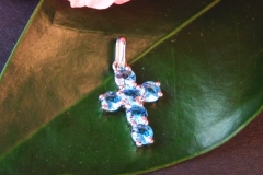 Pendentif croix avec 6 aigues-marines, or blanc 18K