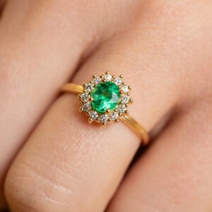 Bague émeraude de 0,62ct entourage diamants