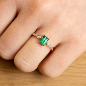Bague émeraude de 0,68ct et diamants