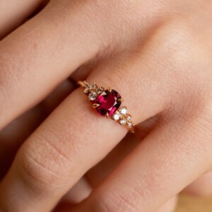 Bague spinnelle rouge de 1.21ct et diamants