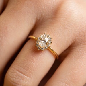 Bague diamant ovale de 0,40ct entourage diamants