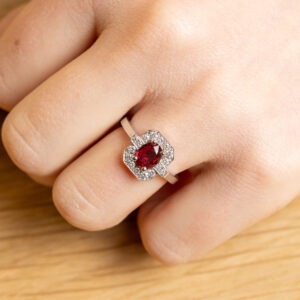 Bague rubis ovale de 1,10ct entourage diamants