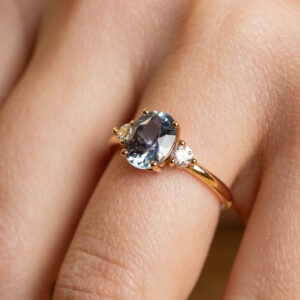 Bague saphir ovale gris-bleu de 2,10ct et diamants