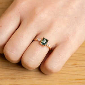 Bague saphir teal taille émeraude de 1,65ct et diamants navettes