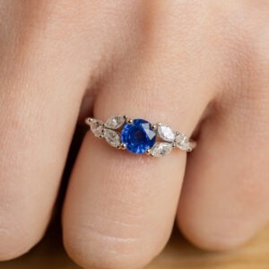Bague saphir de 0.91ct et diamants navettes
