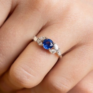 Bague saphir de 0.91ct et diamants navettes