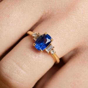 Bague saphir coussin de 1.92ct et diamants