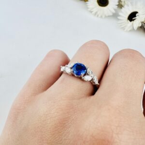Bague saphir de 0.91ct et diamants navettes