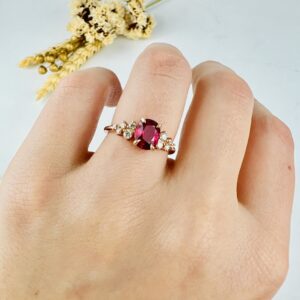 Bague spinnelle rouge de 1.21ct et diamants