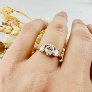 Bague diamant ovale de 0,70ct et 2 diamants