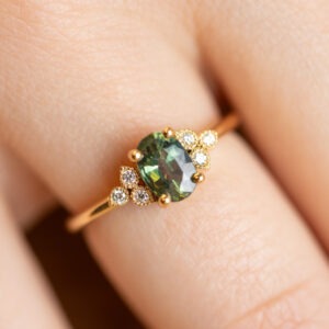 Bague saphir vert ovale de 1,11ct et diamants