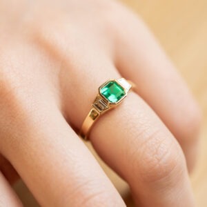 Bague émeraude de 0,88ct et diamants